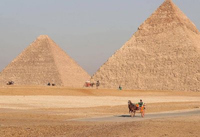 مصر.. شاب يلقي نفسه من فوق الهرم