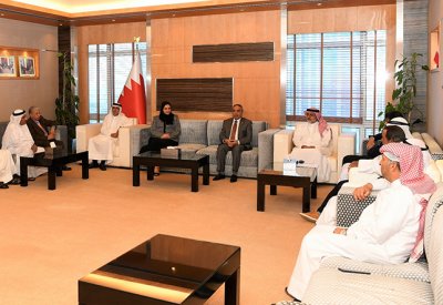 وزير البلديات يوزع البطاقات الزراعية على المزارعين