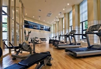 إيقاف الأنشطة الرياضية داخل الصالات يشمل (الجيمات)