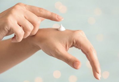 هكذا تحمي يديك من الجفاف الذي يسببه استعمال المعقّم
