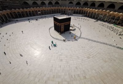 السعودية تعلق الصلاة والتواجد بساحات الحرمين الشريفين