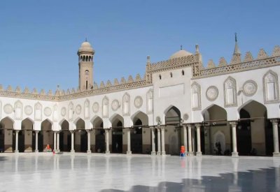 تعليق الصلاة في مساجد مصر.. والكنائس تغلق أبوابها