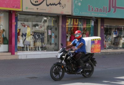 بالصور: موسم ذهبي لعمال "دليفري" المطاعم