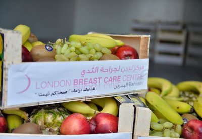"مركز لندن لجراحة الثدي" و"أول فوود" يوزعان الخضروات والفواكه الطازجة على الأسر البحرينية