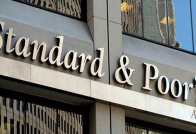 خفض تقديرات S&P لأسعار النفط بـ 10 دولارات للبرميل