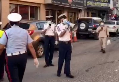 بالفيديو: الشرطة تنبه الآسيويين بسوق المنامة بمكبرات الصوت وبلغاتهم: لا تجمع لأكثر من 5 أشخاص