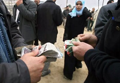 كورونا يعيد شبح السوق السوداء للعملة إلى مصر