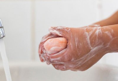 ماء دافئ وصابون.. أفضل من الكحول للقضاء على كورونا