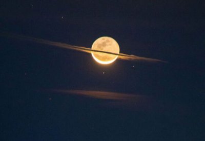 صورة مذهلة للقمر كأنه زحل.. وناسا تعلق: الوهج اللامع