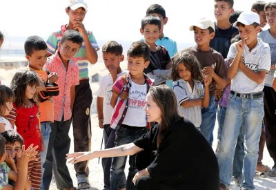 أنجلينا جولي تتبرع بمليون دولار لأطفال تضرروا من كورونا