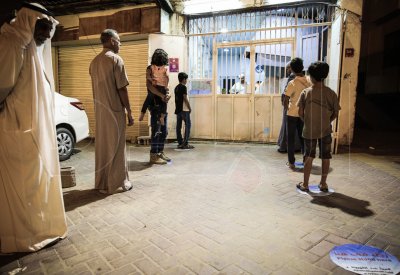 بالصور: مسافة أمان بخباز شعبي في بني جمرة