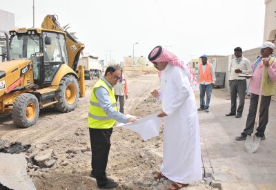 بالصور: العود: بدء تطوير طريق مقبرة الدير