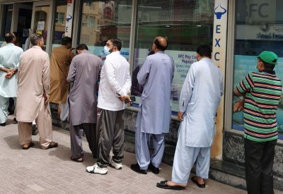 بالصور: التجمع لأكثر من 5 ينتقل من داخل البنك لحرمه