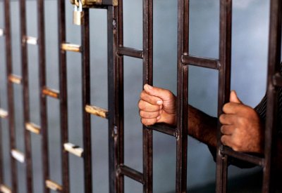 القبض على ثلاثة آسيويين مشتبه في حيازتهم وبيع مواد مسكرة
