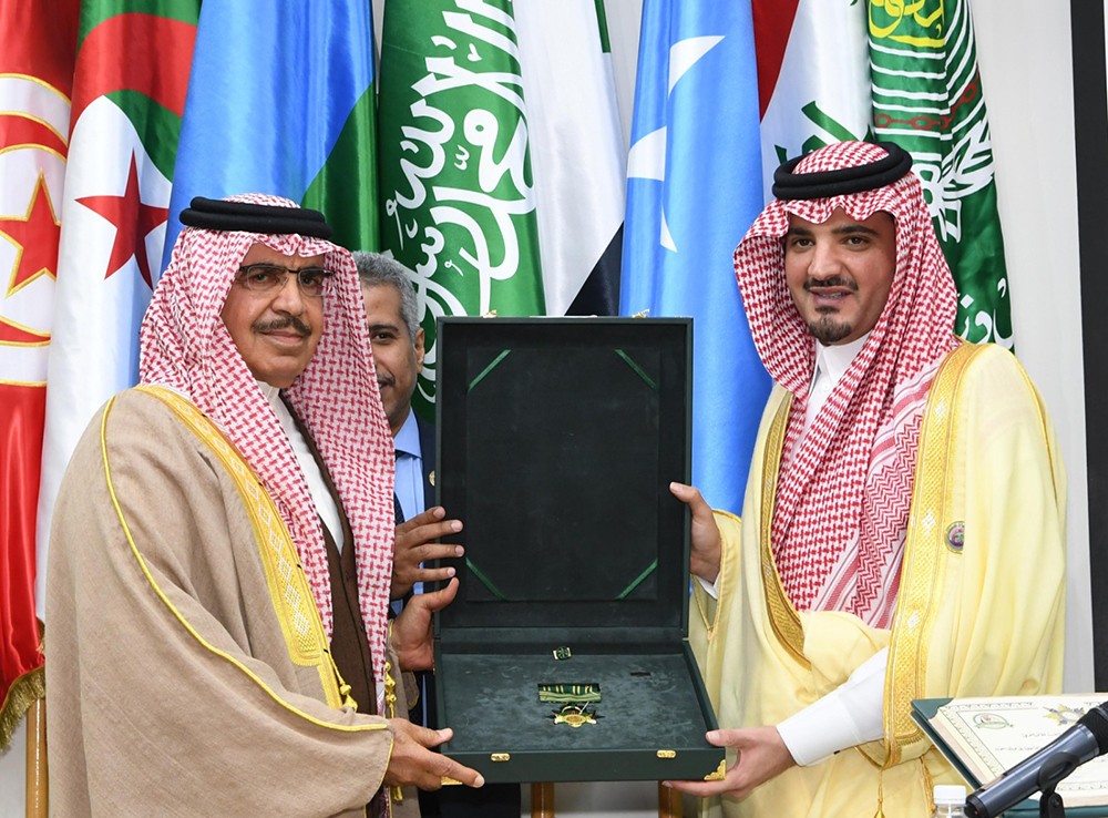 معالي وزير الداخلية يهدي إلى جلالة الملك وسام الأمير نايف للأمن العربي 