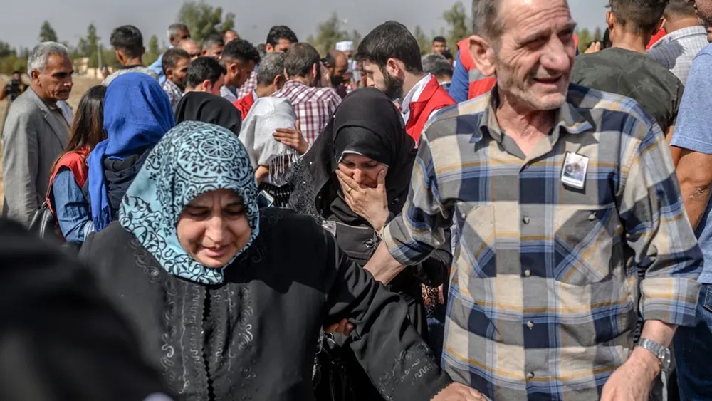  أتراك غاضبون ينقضون على محال سوريين في تركيا