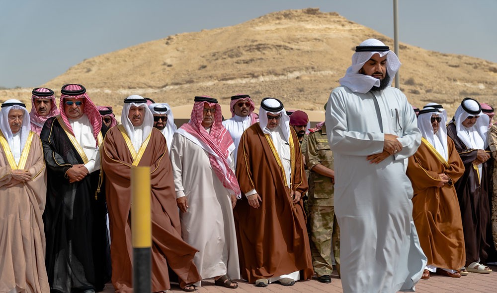 سمو ولي العهد يؤدي صلاة الجنازة على جثمان سمو الشيخ أحمد بن محمد رحمه الله