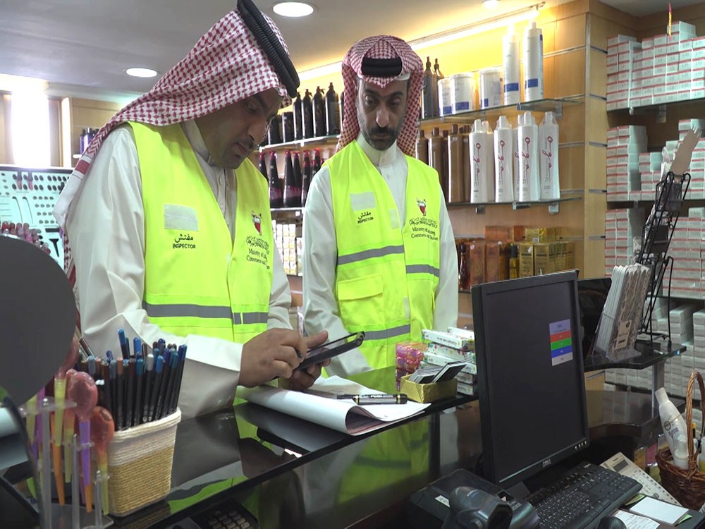 التجارة تواصل حملاتها التفتيشية وتغلق المحال التجارية المخالفة لقرارات بيع الكمامات الطبية