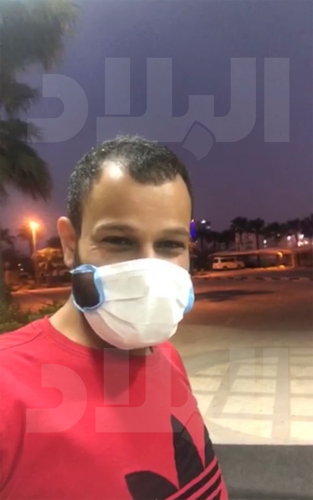 بالصورة و الفيديو: أول المتعافين من "كورونا" في طريقه للمنزل
