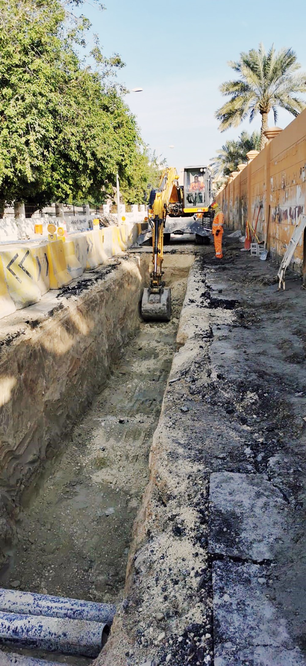  "الأشغال" تواصل أعمال مشروع تطوير شبكة الصرف الصحي على شارع النخيل