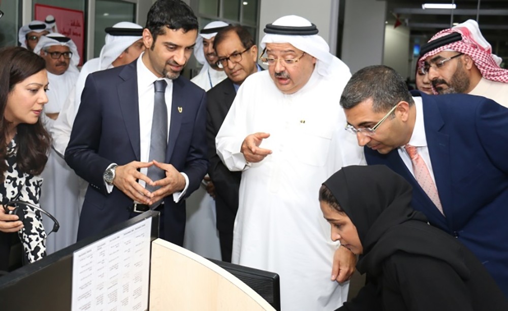 الوزير المبارك يتفقد سير العمل بمركز الاتصالات بهيئة الكهرباء والماء