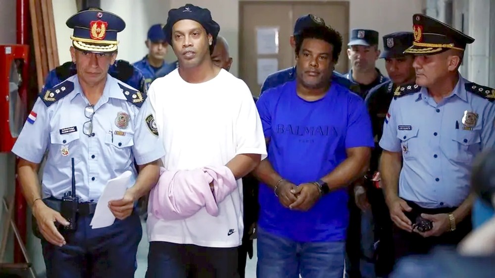 أمر قضائي بالإبقاء على رونالدينيو في السجن