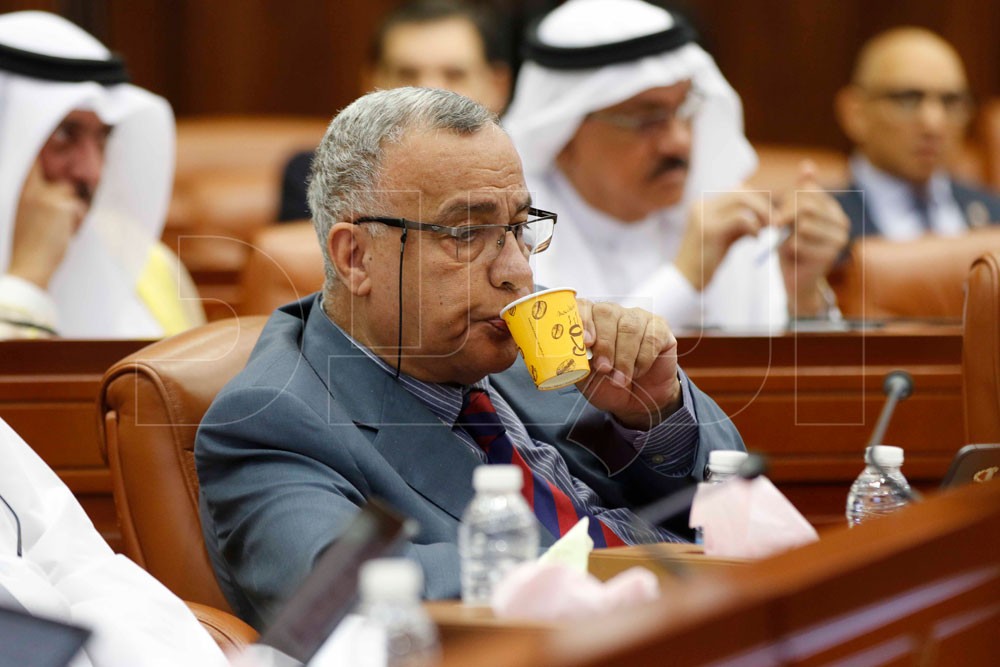 بالصور: قناني "جل" التعقيم وأكواب ورقية بدلا من الزجاجية بجلسة الشورى