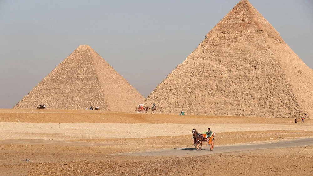 مصر.. شاب يلقي نفسه من فوق الهرم