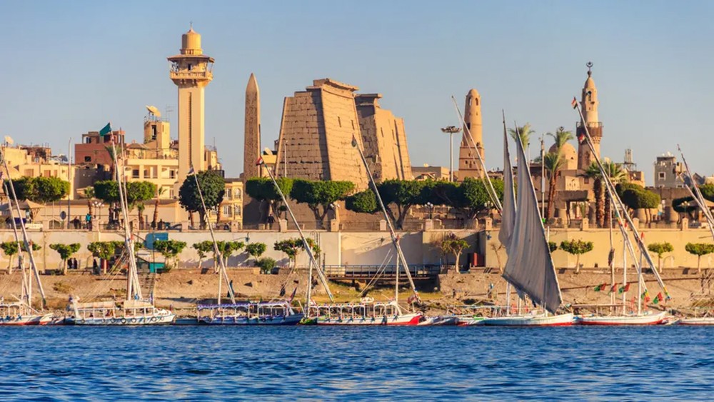 مصر.. منع مغادرة نزلاء فنادق الأقصر قبل إجراء كشف طبي