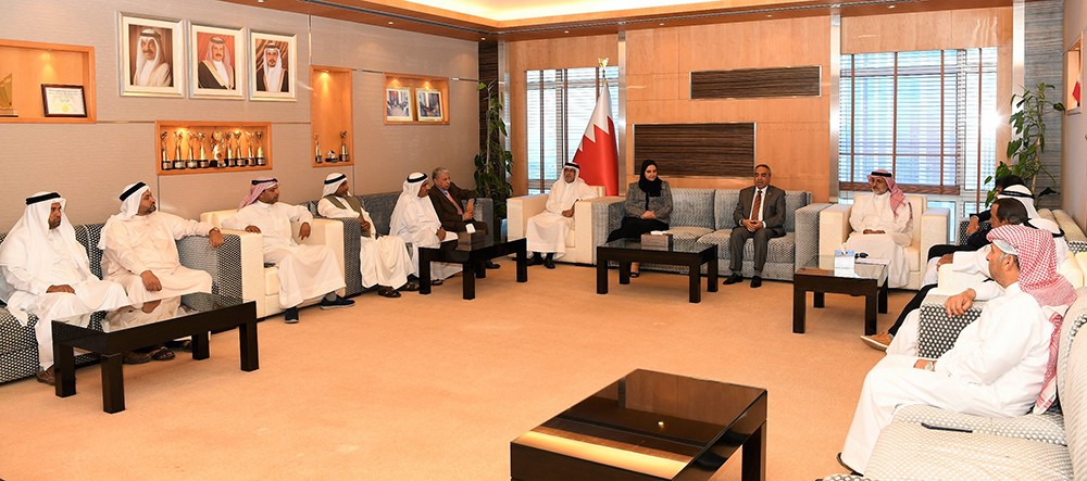 وزير البلديات يوزع البطاقات الزراعية على المزارعين