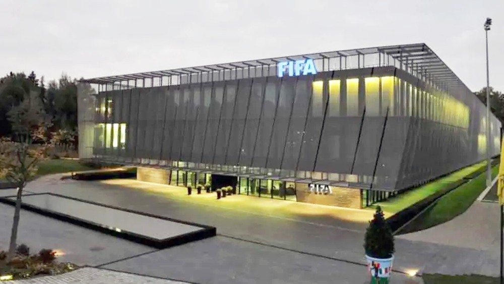 فيفا يوصي بتأجيل مباريات مارس وأبريل