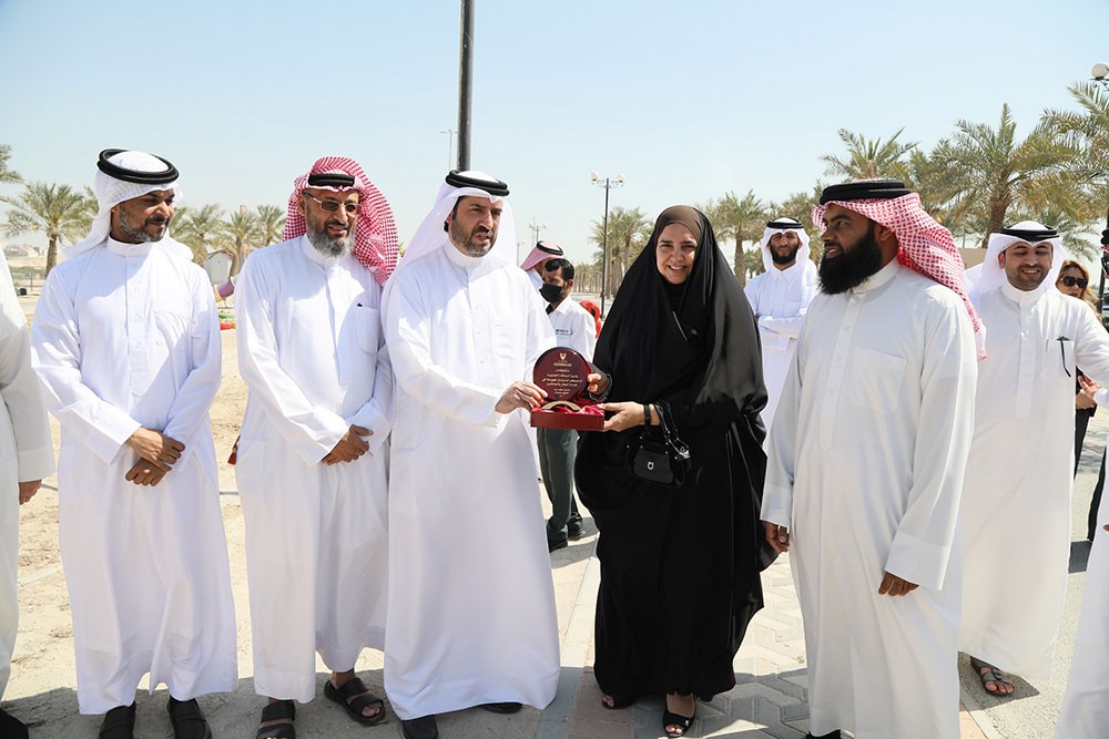 بلدية "الجنوبية" تزرع الشتلات في ممشى الرفاع بمناسبة أسبوع الشجرة