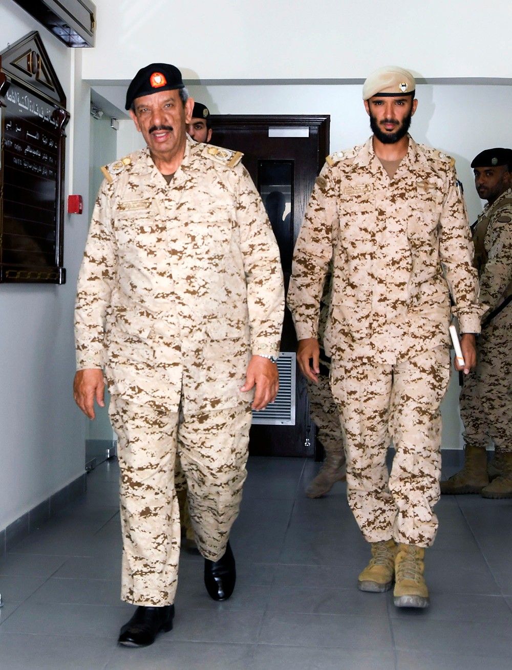 القائد العام لقوة دفاع البحرين يتفقد إحدى أسلحة ووحدات قوة دفاع البحرين