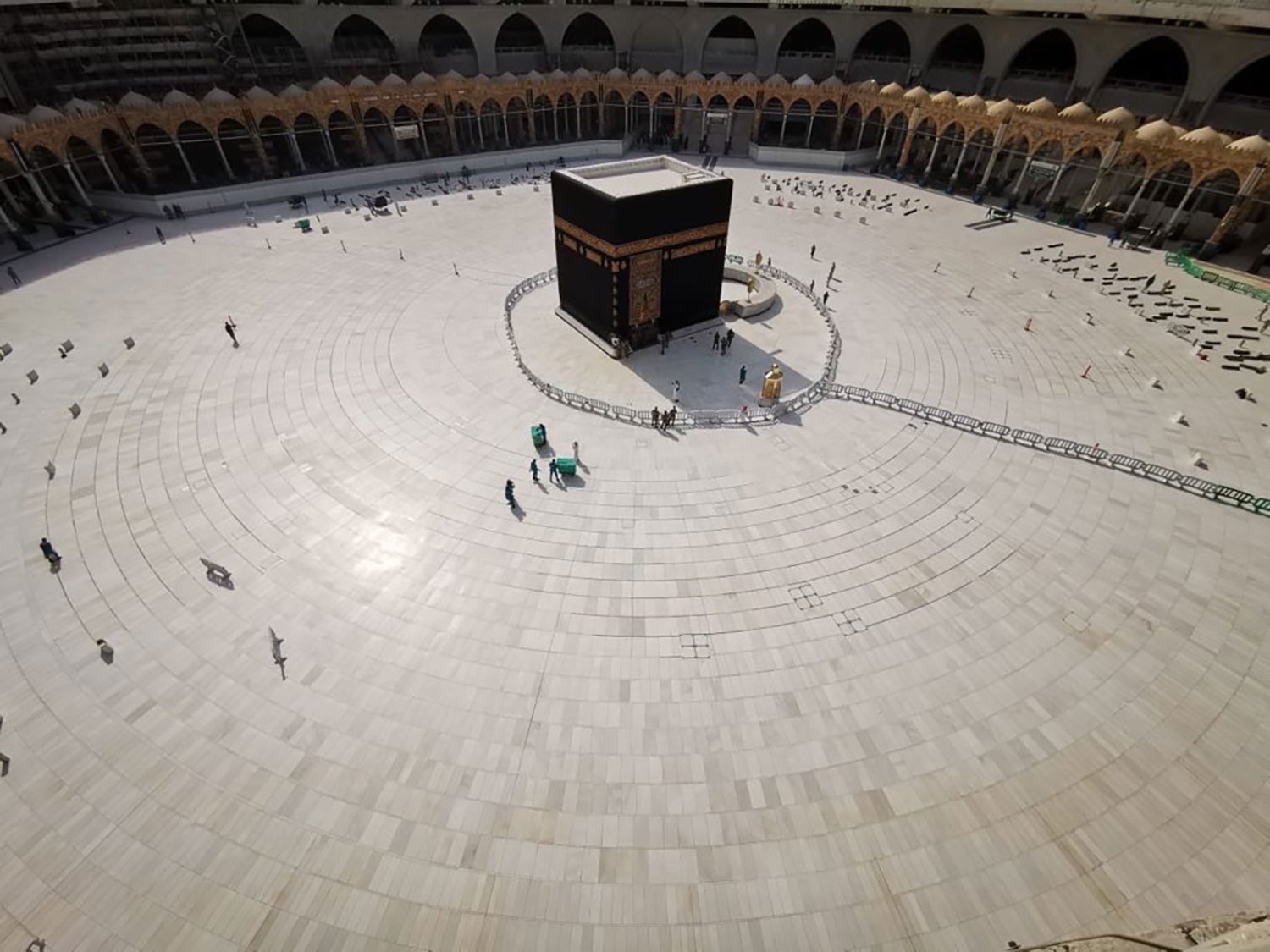 السعودية تعلق الصلاة والتواجد بساحات الحرمين الشريفين