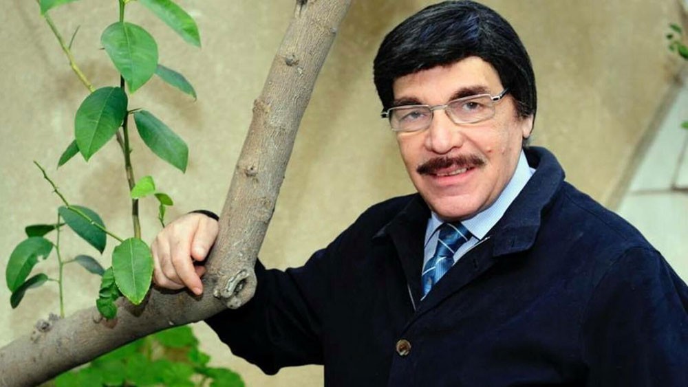 "خيي لا تصافحني بنوب لا تلمس يدي".. أغنية للفنان ياسر العظمة تحاكي واقع كورونا!