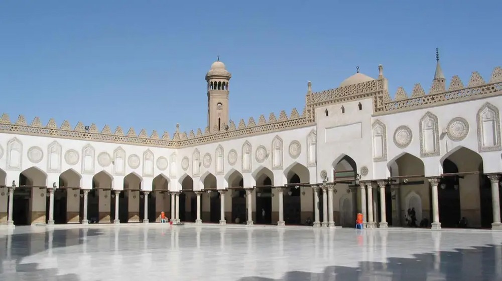 تعليق الصلاة في مساجد مصر.. والكنائس تغلق أبوابها