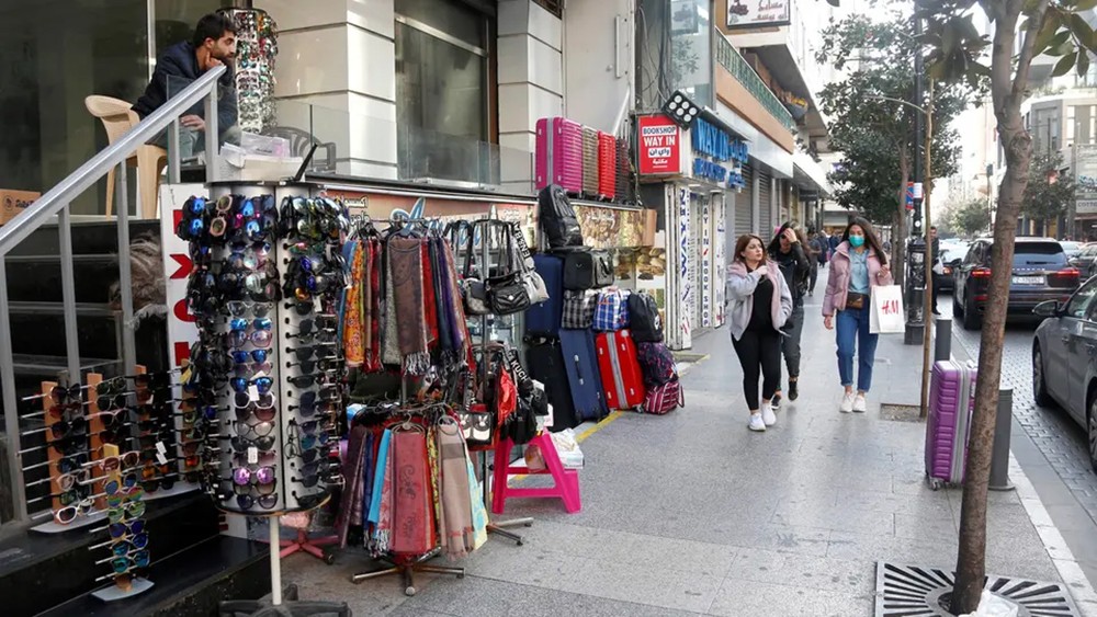 "ابقوا بمنازلكم".. دعوات بمكبرات الصوت في لبنان