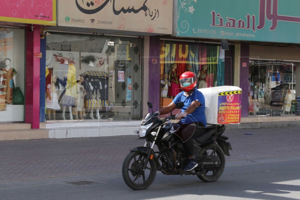 بالصور: موسم ذهبي لعمال "دليفري" المطاعم