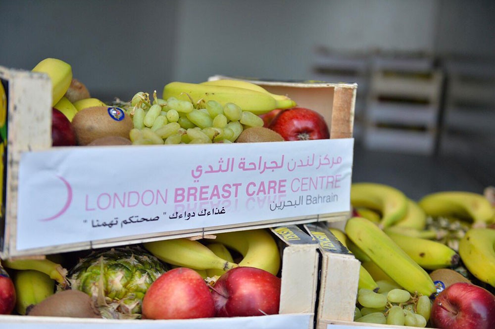 "مركز لندن لجراحة الثدي" و"أول فوود" يوزعان الخضروات والفواكه الطازجة على الأسر البحرينية