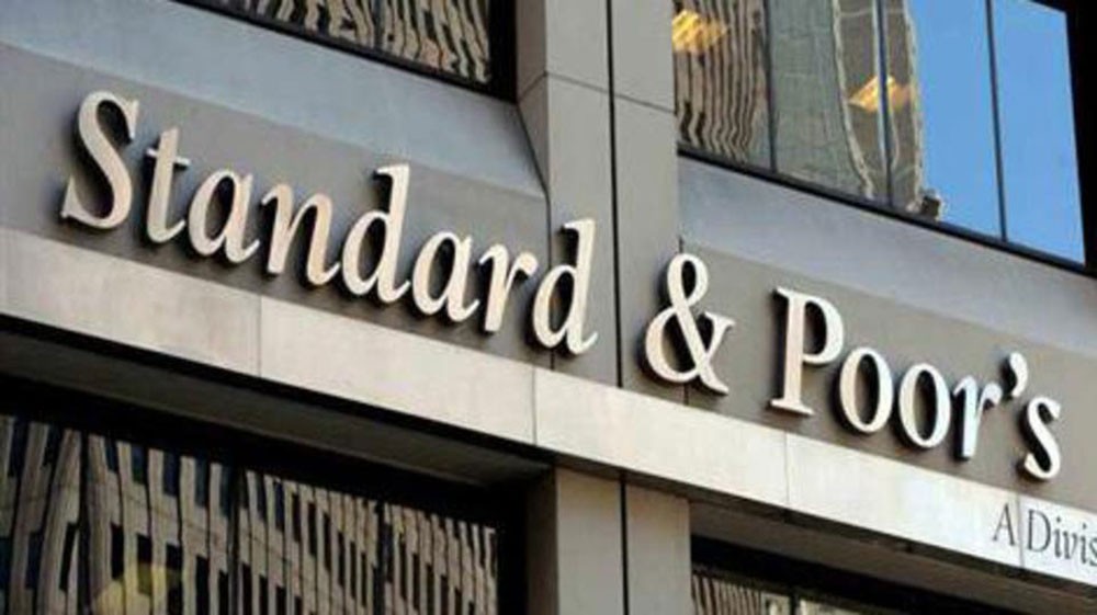 خفض تقديرات S&P لأسعار النفط بـ 10 دولارات للبرميل
