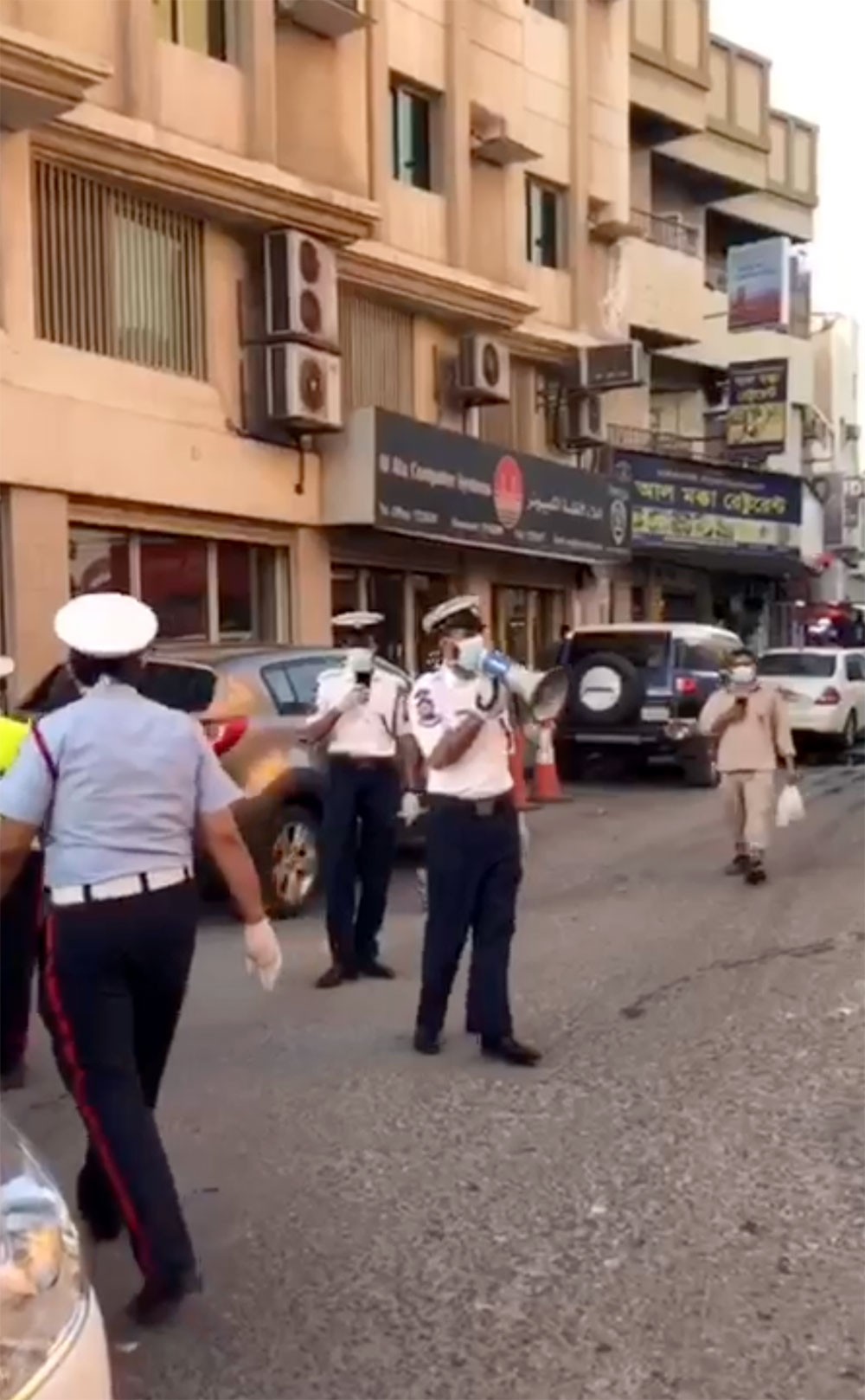 بالفيديو: الشرطة تنبه الآسيويين بسوق المنامة بمكبرات الصوت وبلغاتهم: لا تجمع لأكثر من 5 أشخاص