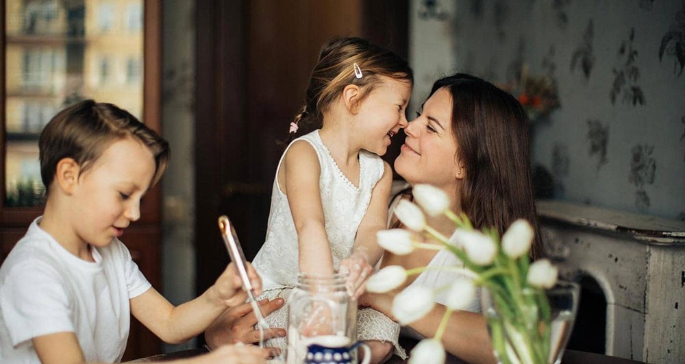 بعد إغلاق المدارس.. ما سبل التعامل مع الأطفال داخل المنزل؟