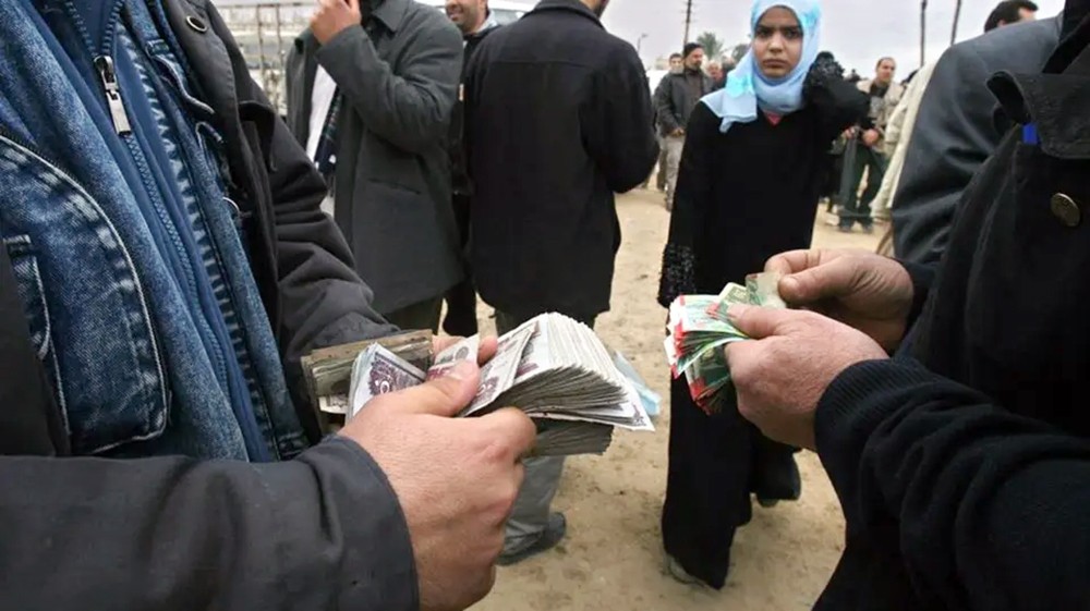كورونا يعيد شبح السوق السوداء للعملة إلى مصر