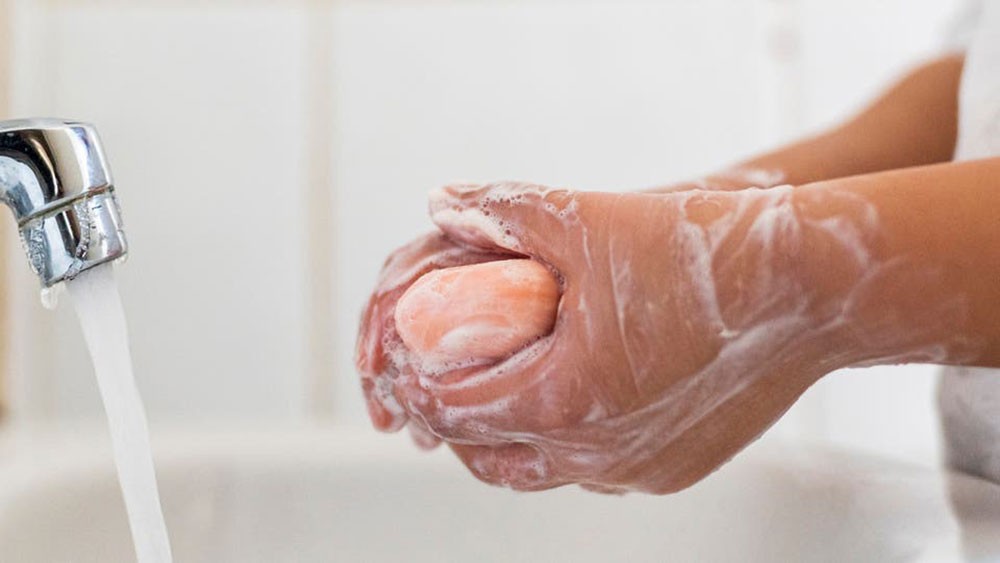 ماء دافئ وصابون.. أفضل من الكحول للقضاء على كورونا