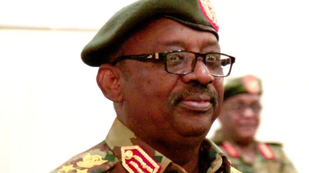 بأزمة قلبية.. وفاة وزير الدفاع السوداني