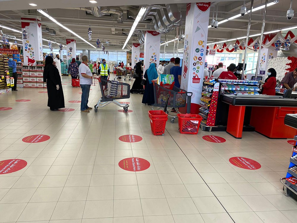 وزارة الصناعة توجه باتباع التعليمات بعد رصد ازدحام كبير بأحد الأسواق التجارية 