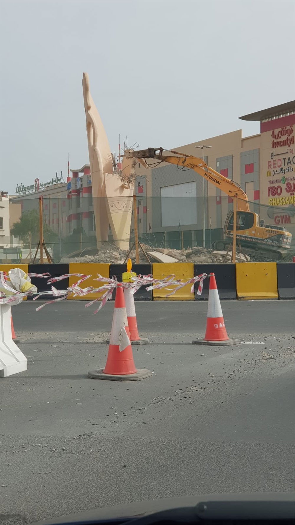 وزارة الأشغال: إزالة نصب الفخار في عالي بحسب الأعمال المخطط لها ضمن مراحل تطوير شارع الشيخ زايد