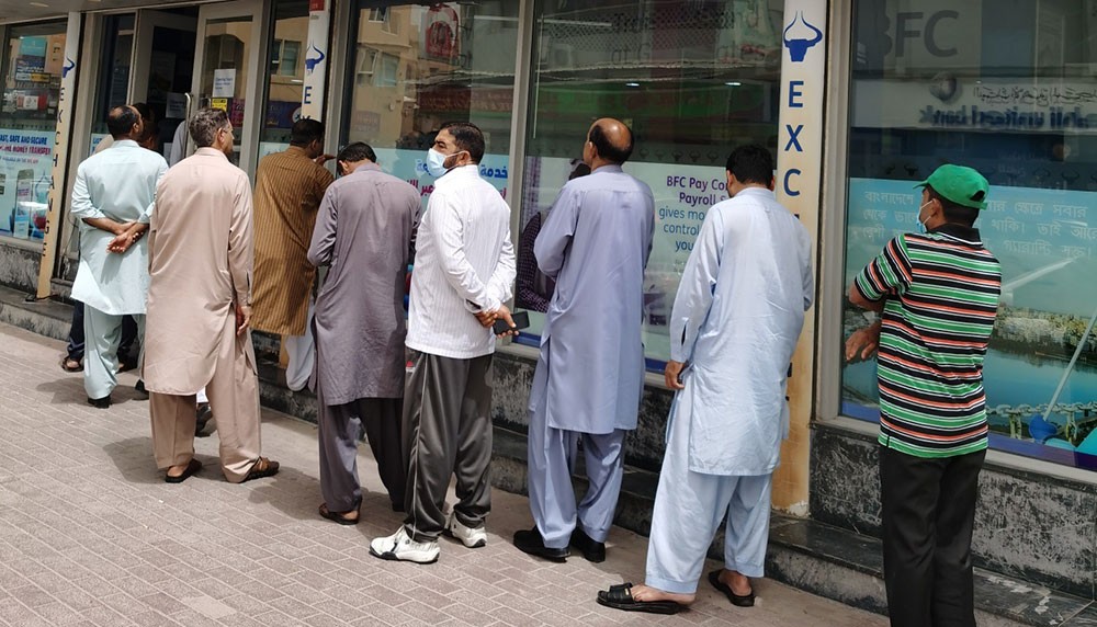 بالصور: التجمع لأكثر من 5 ينتقل من داخل البنك لحرمه