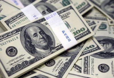 الدولار يحافظ على مكاسبه رغم صعود العملات المرتبطة بالسلع الأولية