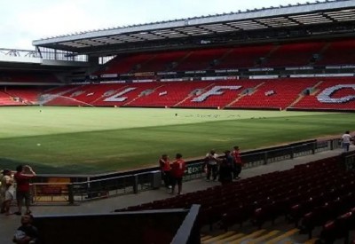 ليفربول يفرض بطالة على بعض موظفيه ويتكفل برواتبهم